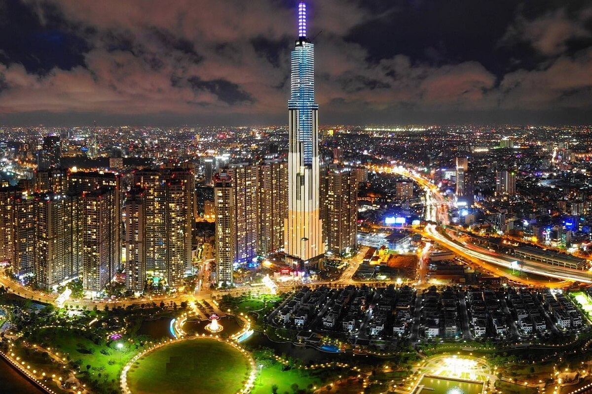 Phối cảnh dự án khu đô thị Vinhomes Central Park về ban đêm với tòa nhà cao nhất Việt Nam Landmark 81