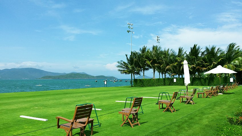 Sunshine Diamond Bay Nha Trang sở hữu sân golf hướng biển đầu tiên tại Việt Nam. 