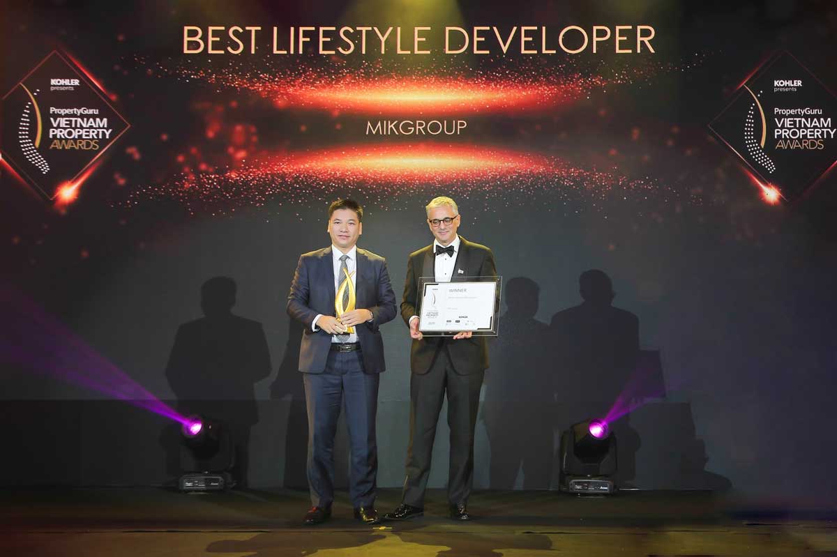 Ông Chu Thanh Hiếu Tổng GĐ MIK Home công ty thành viên thuộc Tập đoàn MIKGroup đại diện MIKGroup nhận giải thưởng The Best life Style Developer - CÔNG TY CỔ PHẦN TẬP ĐOÀN MIKGROUP VIỆT NAM