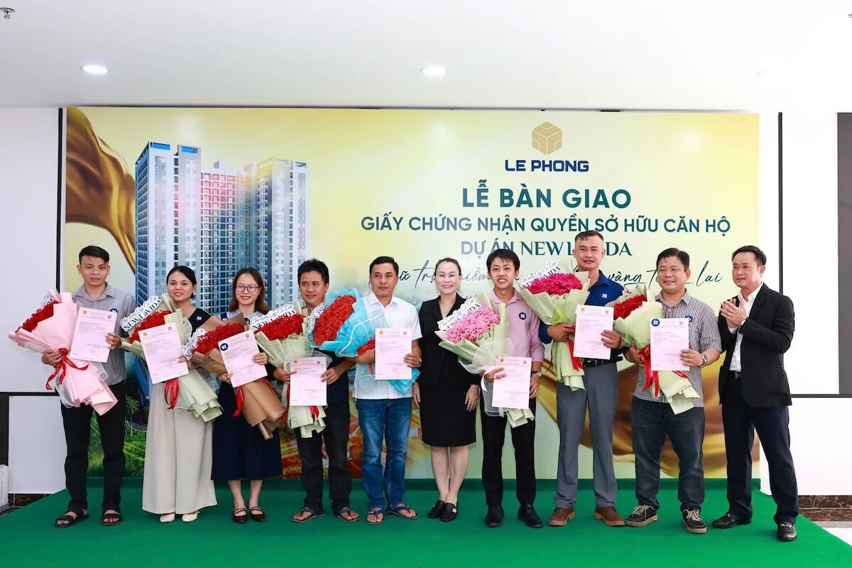 Bàn giao sổ hồng cho cư dân căn hộ New Lavida